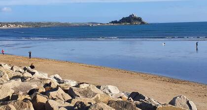 Detached comfortable granite cottage, 5 minute walk to the beach - Dogs Welcome