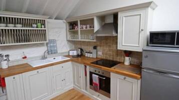 Geladeira, micro-ondas, fogão, cooktop