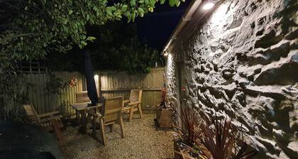 Detached comfortable granite cottage, 5 minute walk to the beach - Dogs Welcome