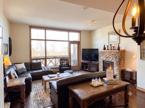 Smart TV, fireplace