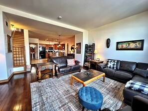 Smart-TV, peis, DVD-spiller og kontorer