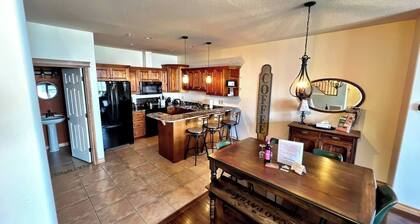 SullivanStone 34 - Golf - Ski - Hike - Chill - Private Hot Tub - Sleeps 10