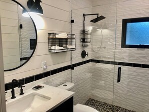 Regadera, toallas, papel de baño 