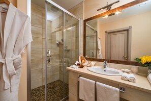 Habitación estándar con 1 cama matrimonial o 2 individuales | Baño | Regadera tipo lluvia, amenidades de baño gratuitas, secadora de cabello