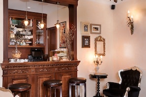 Daily continental breakfast (RUB 500 per person)