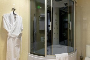Douche, articles de toilette gratuits, sèche-cheveux