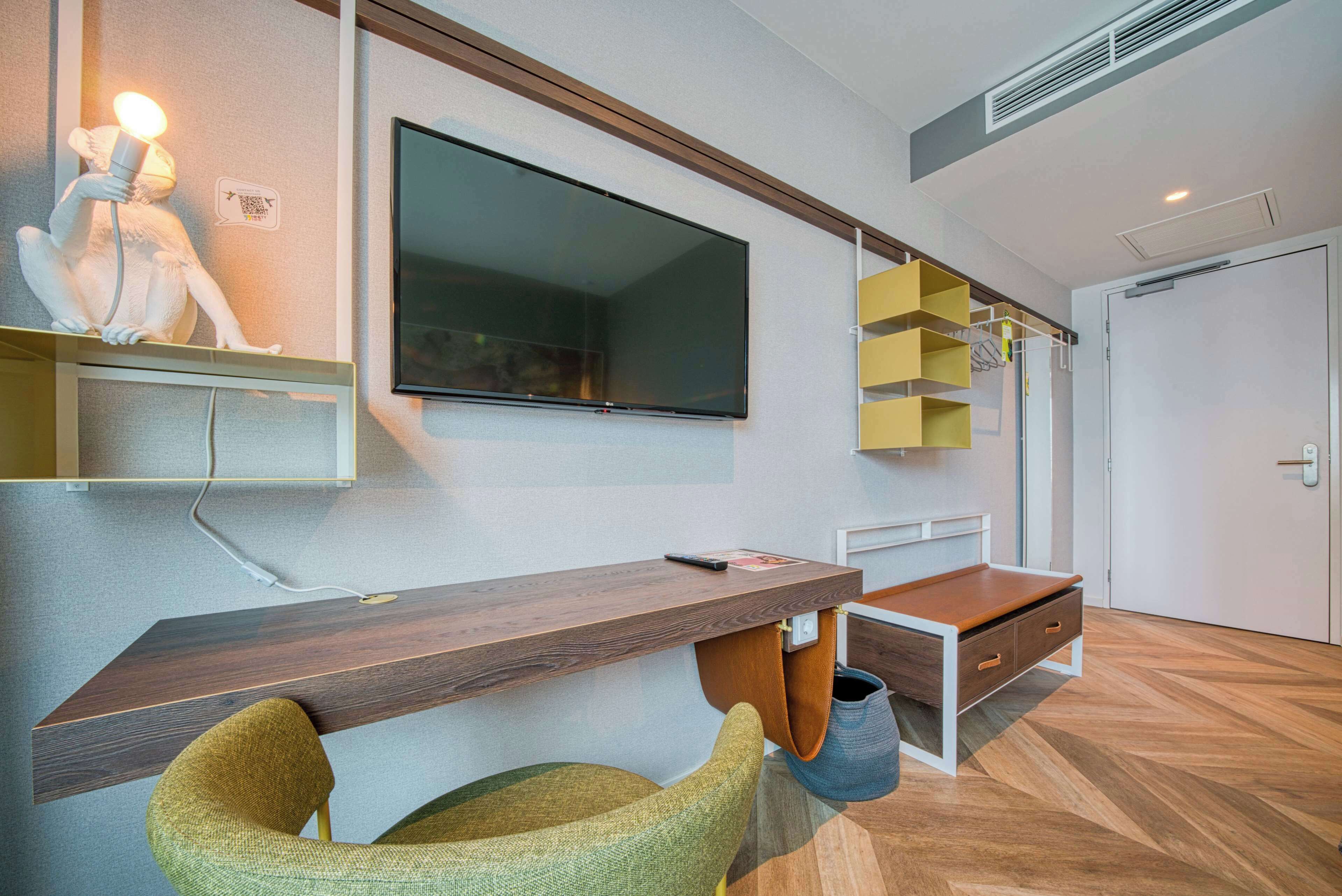 standard room, 1 double bed | in-room safe, desk, soundproofing, free wifi