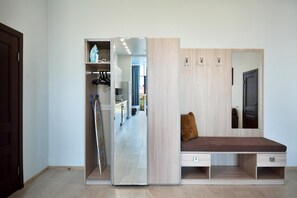 Värdeförvaringsskåp på rummet, skrivbord och strykjärn/strykbräda