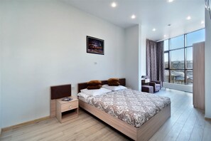 Lyxlägenhet | Värdeförvaringsskåp på rummet, skrivbord och strykjärn/strykbräda