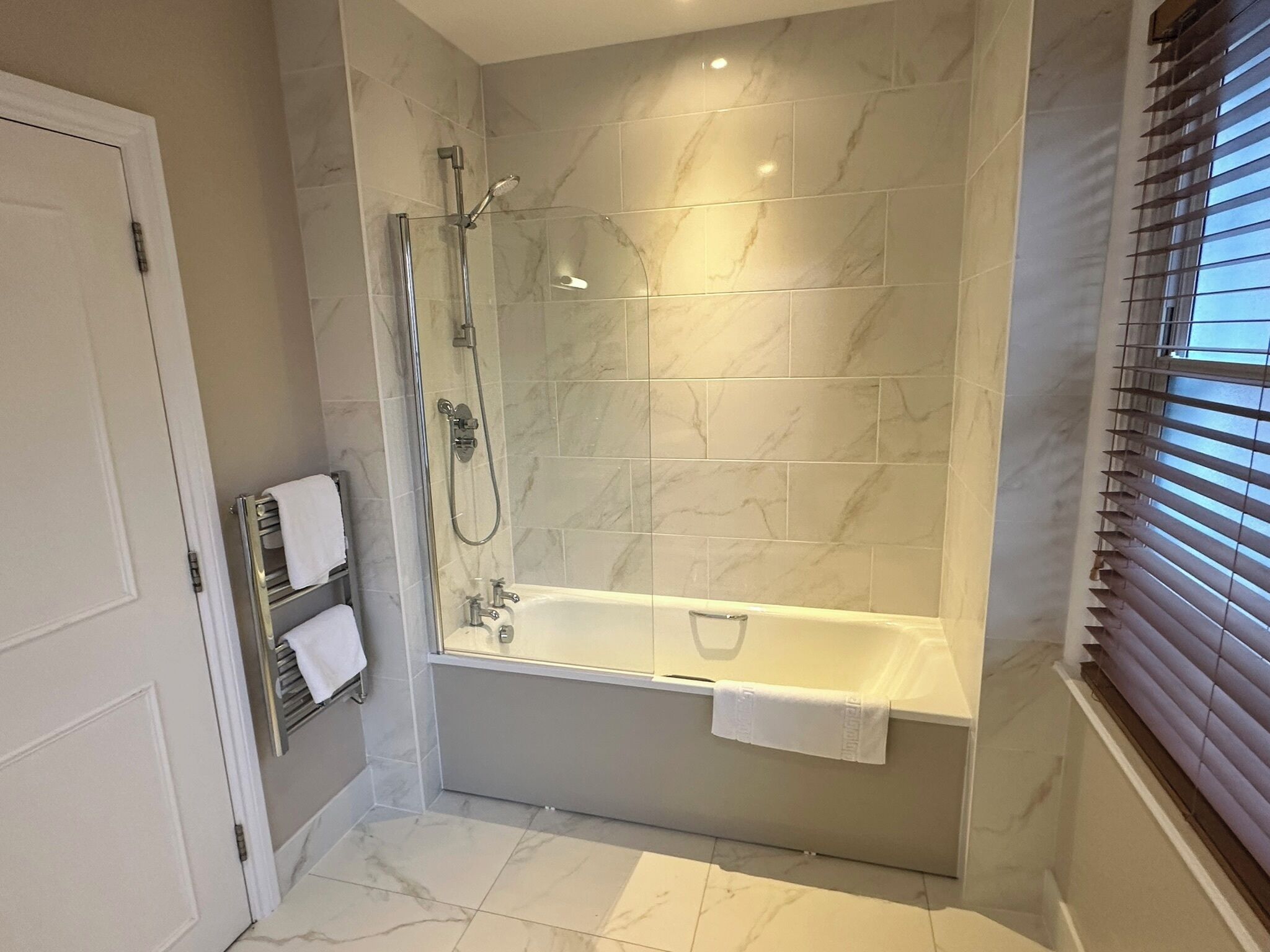 Suihkun ja ammeen yhdistelmä, hiustenkuivaaja, pyyhkeet, saippua