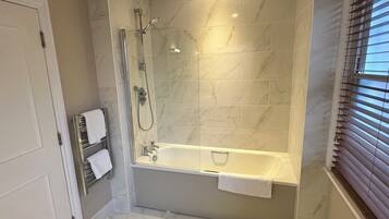 Combined shower/tub, hair dryer, towels
