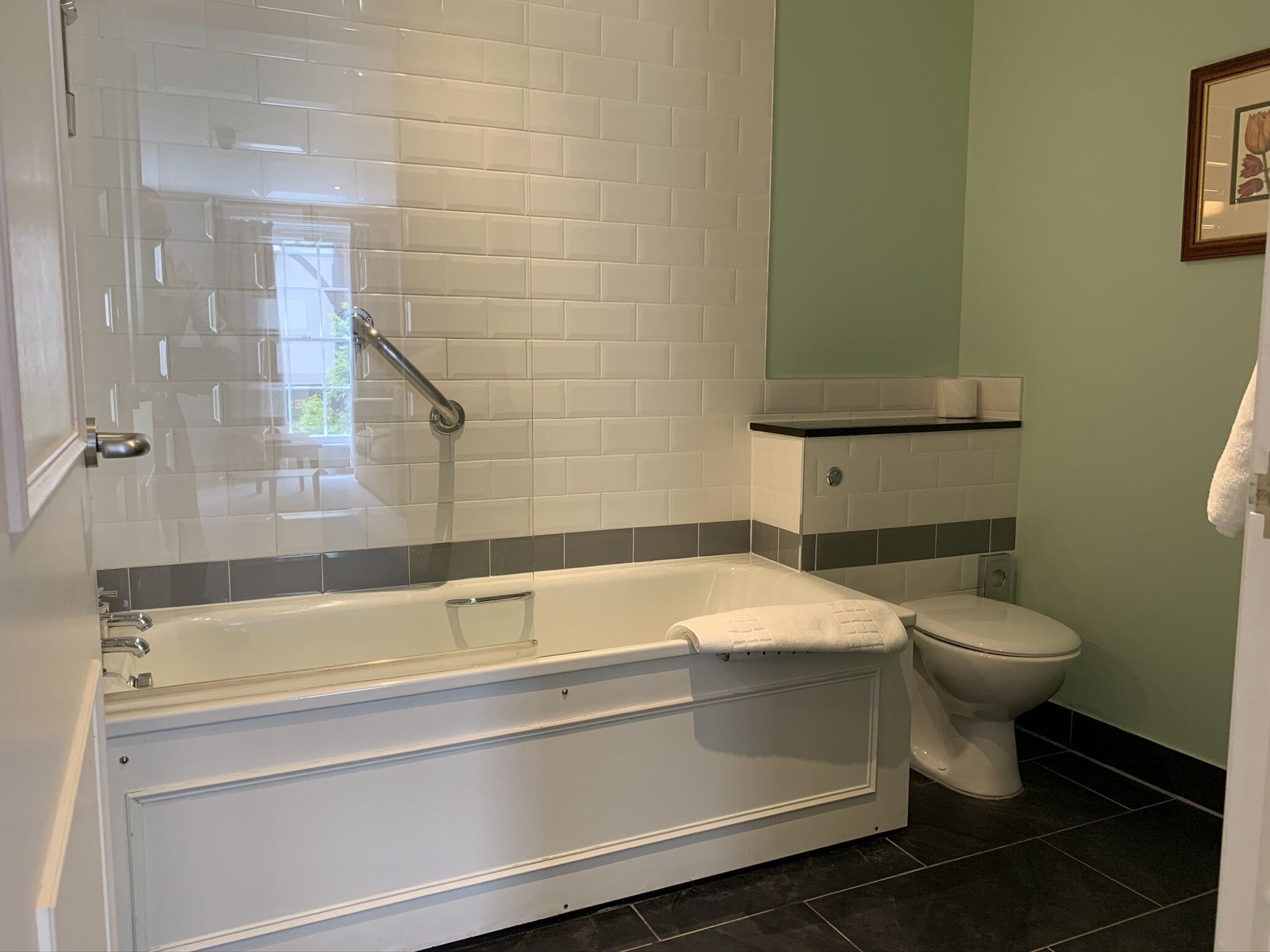 standard twin room | 1 bedroom, in-room safe, desk, laptop workspace