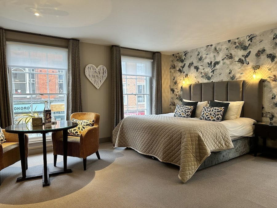 Habitación doble superior | Escritorio y espacio para trabajar con laptop