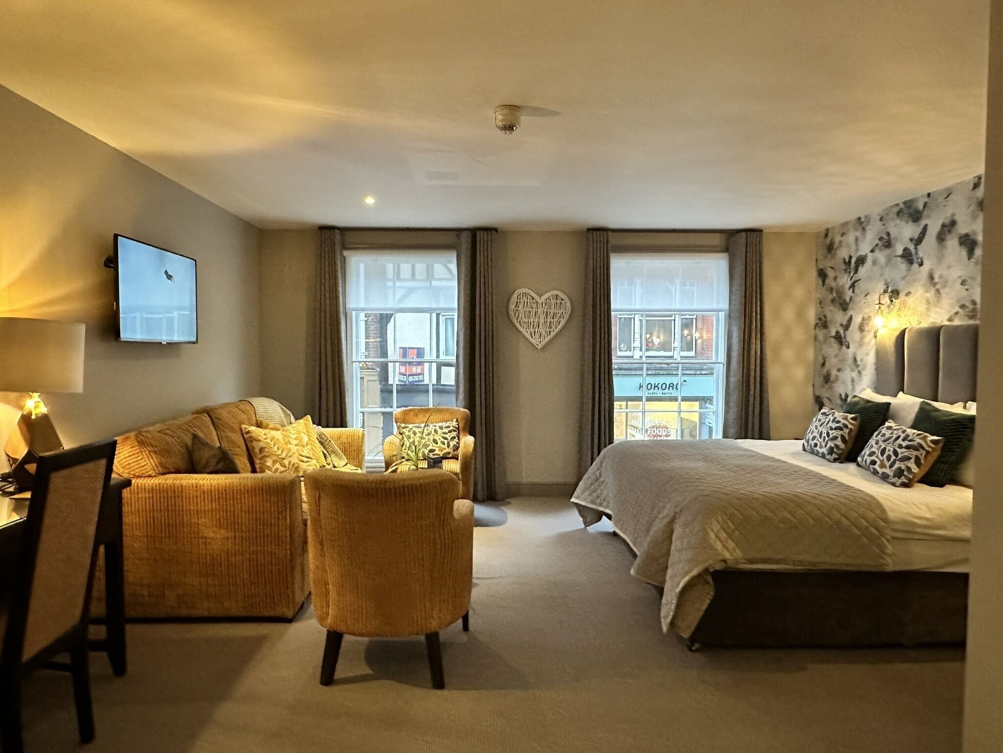 superior double room | 1 bedroom, in-room safe, desk, laptop workspace