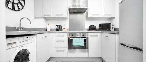 Køleskab, mikrobølgeovn, ovn, kogeplade