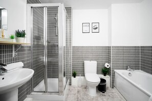 Secador de pelo, toallas