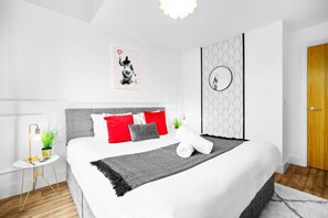 1 habitación, escritorio, tabla de planchar con plancha y cuna de viaje