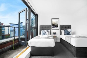 3 slaapkamers, een bureau, een strijkplank/strijkijzer, reisbedje