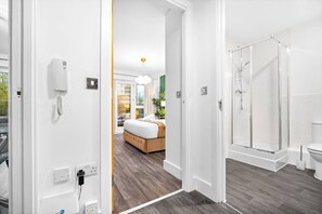 Dusj, hårføner, håndklær og såpe