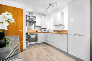 Kjøleskap, mikrobølgeovn, ovn og kokeplater