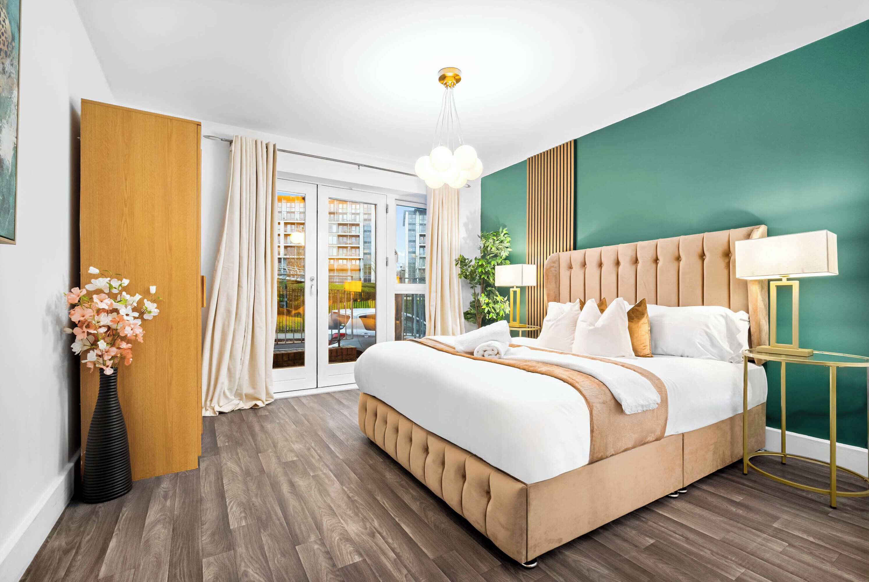 1 habitación, escritorio, tabla de planchar con plancha y cuna de viaje 