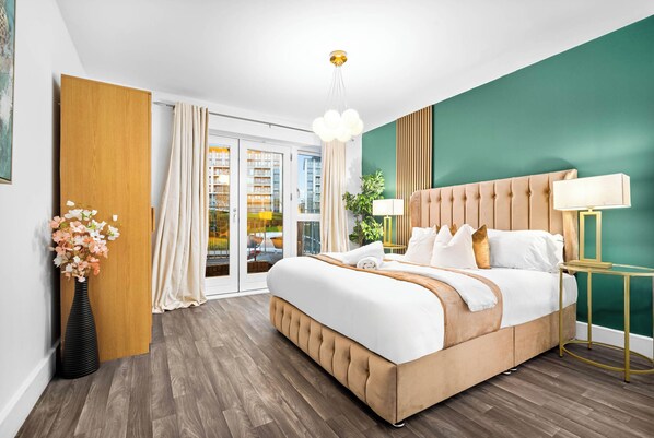 1 soverom, skrivebord, strykejern/-brett og reiseseng for barn