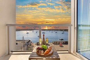 Huoneisto, 1 makuuhuone, parveke, näköala lahdelle | Parveke