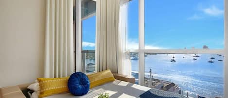Condo, 1 Bedroom, Balcony, Bay View | Living area