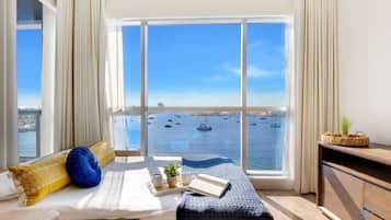 Condo, 1 habitación, balcón, vista a la bahía | Área de sala de estar