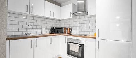 冷蔵庫、電子レンジ、オーブン、コンロ