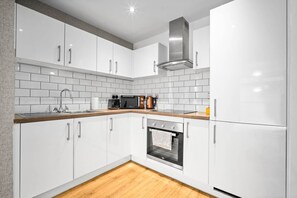 雪櫃、微波爐、焗爐、爐具