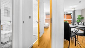 Un interno moderno con bagno, zona pranzo e salotto.