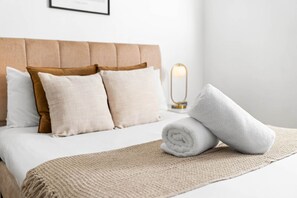 2 間睡房、書桌、熨斗/熨衫板、可攜式嬰兒床