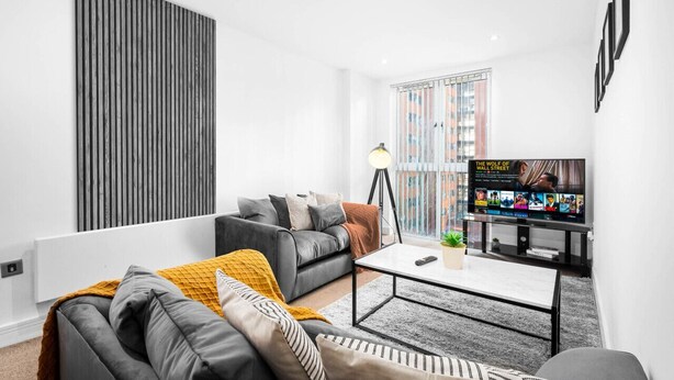A modern living room with a sofa, coffee table, and a TV. - Cutlass Suite - Broad Street - Parking (West Midlands)