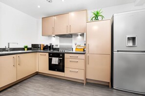 Fridge, microwave, oven, stovetop - Birmingham City Centre - Secure Parking - 2 Bed
 (West Midlands)