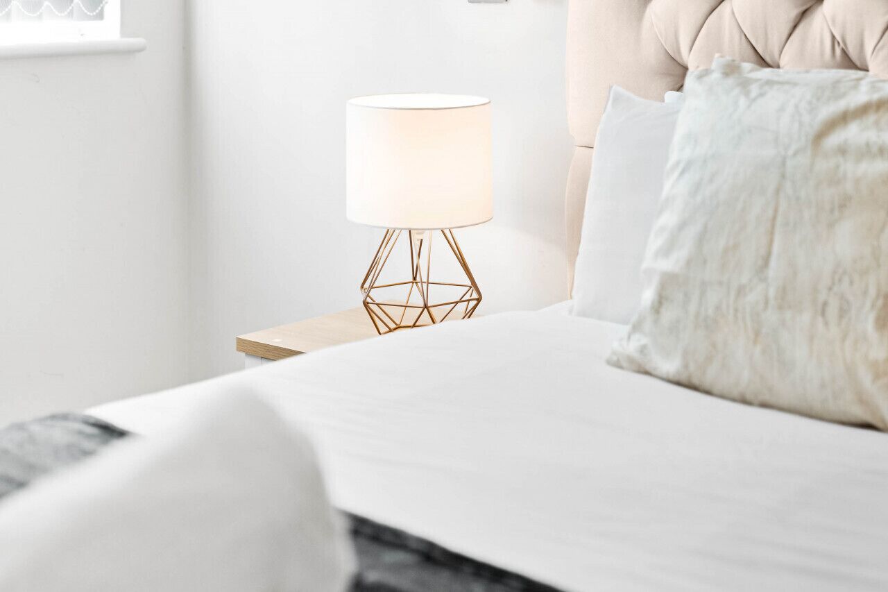 2 habitaciones, tabla de planchar con plancha y cuna de viaje 