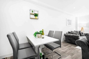 Dining - Birmingham City Centre - Secure Parking - 2 Bed
 (West Midlands)