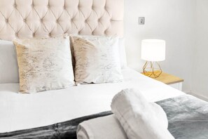 2 bedrooms, iron/ironing board, travel cot, free WiFi - Birmingham City Centre - Secure Parking - 2 Bed
 (West Midlands)