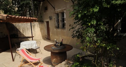 Classic France Double:AC, BBQ, fresh&clean, garden