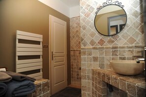 Baignoire, sĂšche-cheveux, serviettes fournies