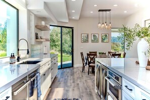 Fridge, microwave, oven, stovetop - Avila Beach Estate: Exceptional Hope Ranch (San Luis Obispo)
