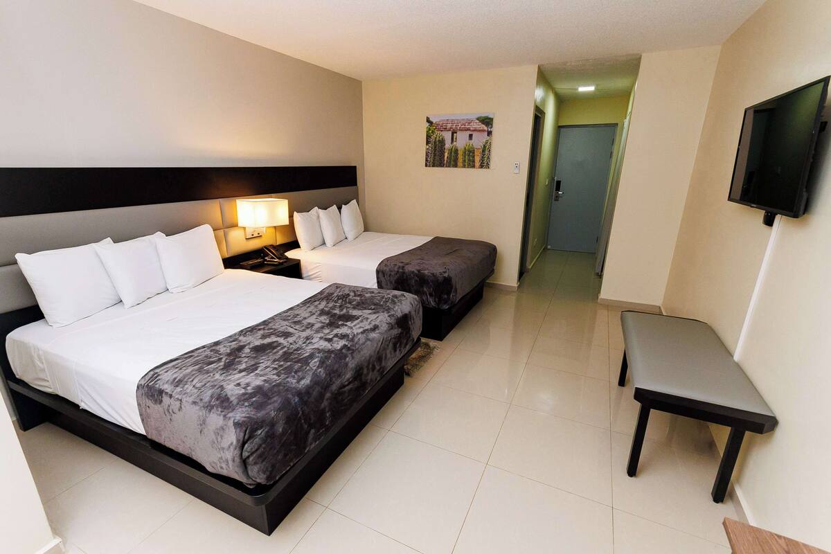 Standard Room, 2 Katil Ratu (Queen), Non Smoking | Peralatan tempat tidur premium, peti besi dalam bilik, meja 
