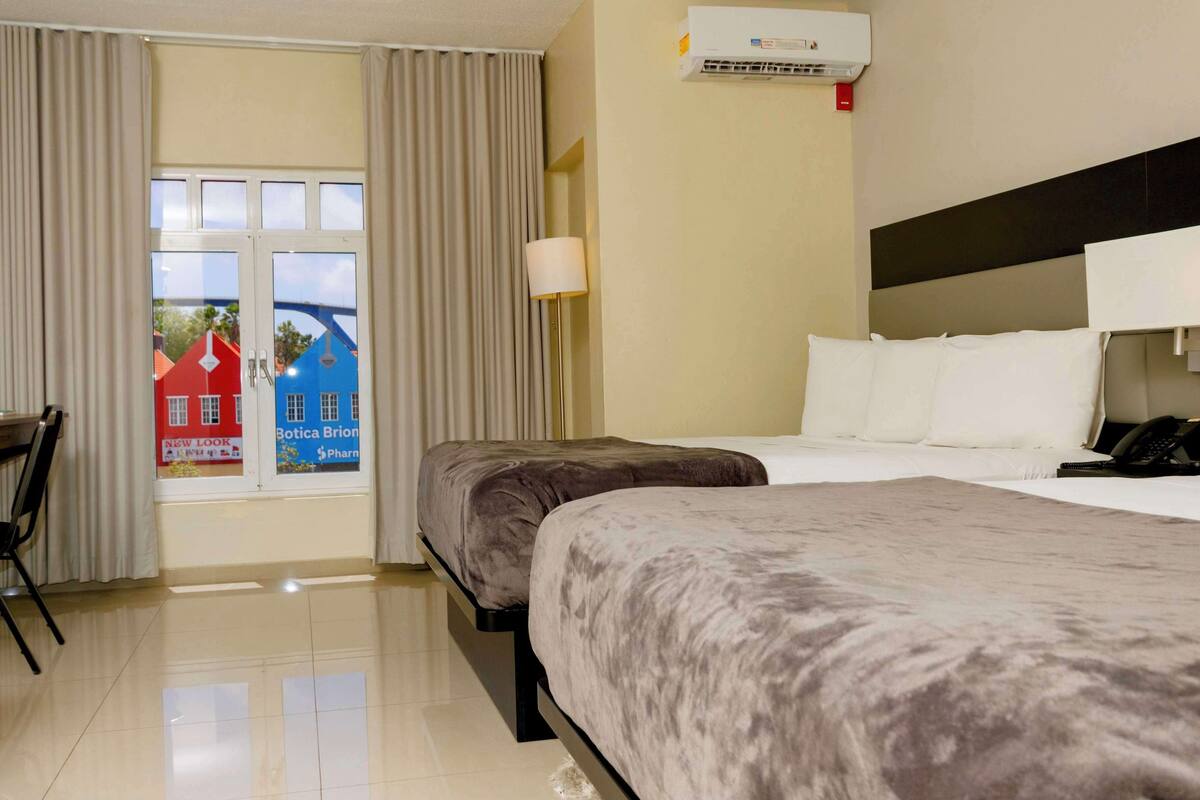 Peralatan tempat tidur premium, peti besi dalam bilik, meja 