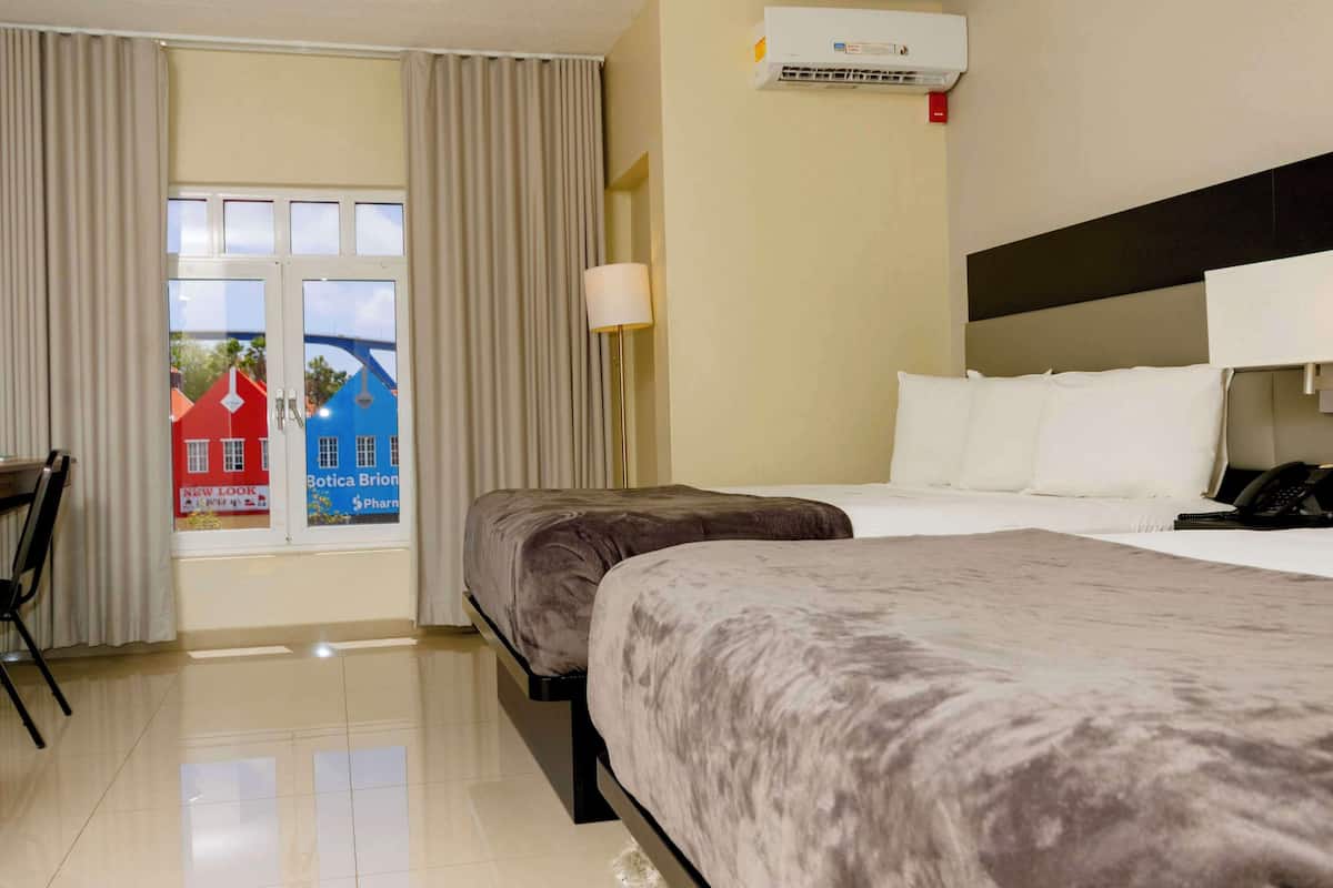 Sängtillbehör av högsta kvalitet och värdeförvaringsskåp på rummet