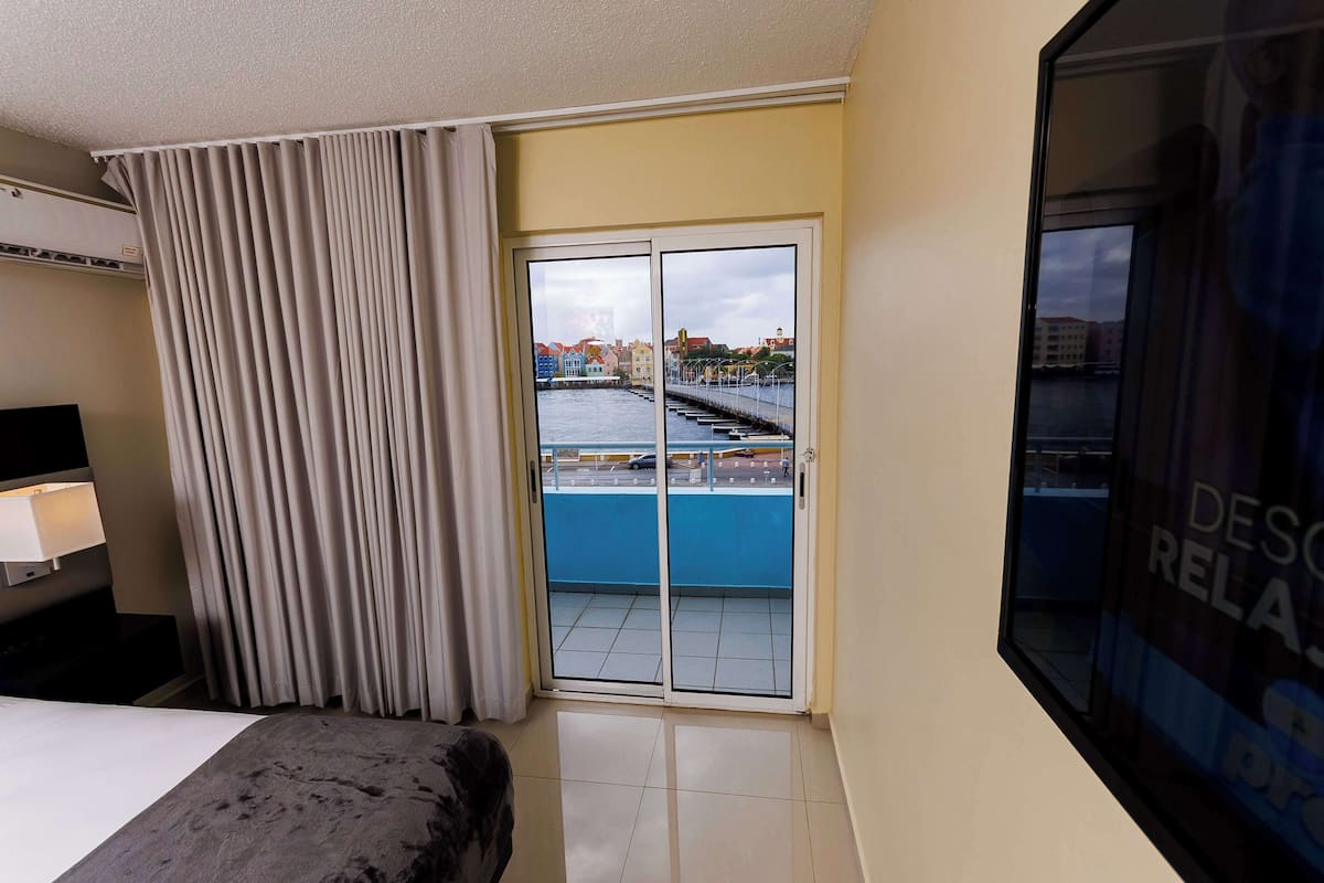 standard room, 1 king bed, balcony, harbour view (balcony ) | 1 bedroom, premium bedding, in-room safe, desk