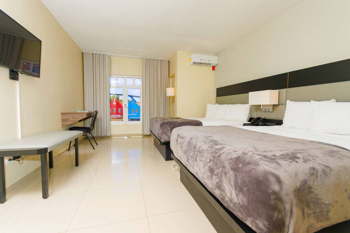 Peralatan tempat tidur premium, peti besi dalam bilik, meja 