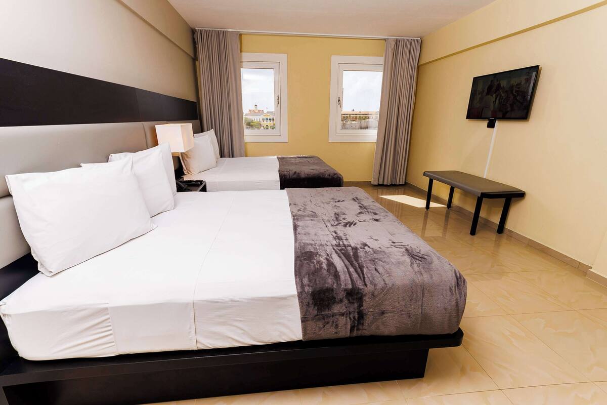 Standard Room, 2 Katil Ratu (Queen), Non Smoking, Harbour View | Peralatan tempat tidur premium, peti besi dalam bilik, meja 