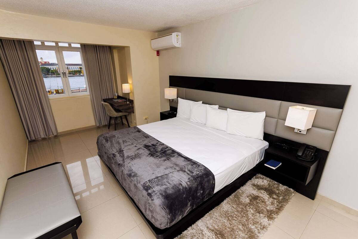 Standard Room, 1 Katil Raja (King), Non Smoking, Harbour View | Peralatan tempat tidur premium, peti besi dalam bilik, meja 