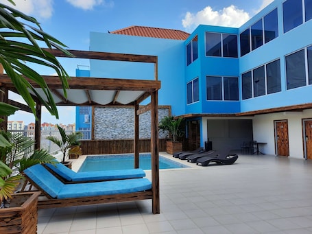 Una piscina al aire libre, sillones reclinables de piscina. Brion City Hotel, BW Signature Collection