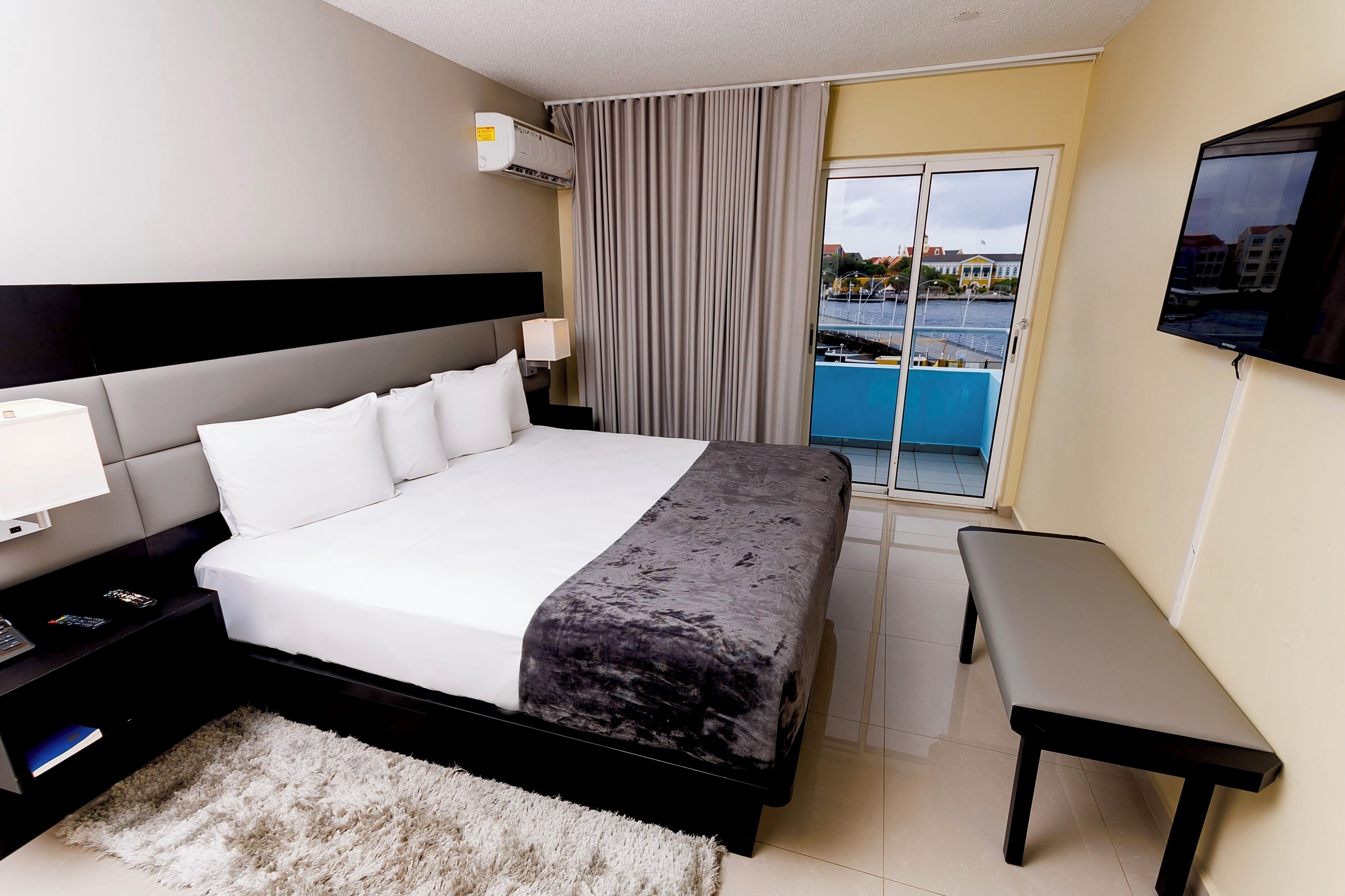 standard room, 1 king bed, balcony, harbour view (balcony ) | 1 bedroom, premium bedding, in-room safe, desk